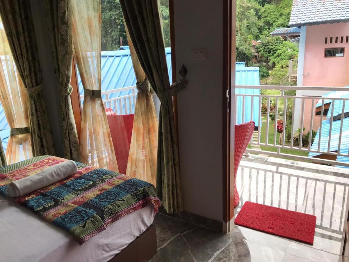 ホテル Thomas' Retreat ブキットラワン 部屋 写真